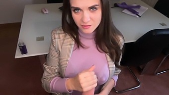 Mẹ Kế Cho Con Trai Kế Của Mình Handjob Và Khoe Vú Trong Văn Phòng