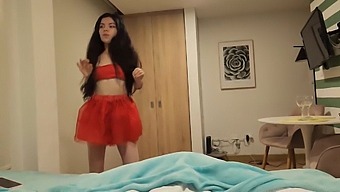 Wanita Menawan Dengan Rok Merah Dan Tanpa Celana Dalam Menginginkan Pertemuan Yang Penuh Gairah Sebagai Kejutan Liburan