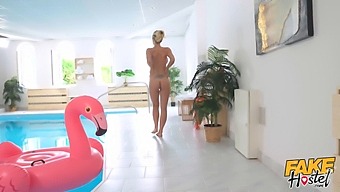 Hostel Palsu - Nathaly Cherie, Seorang Milf Dengan Payudara Besar Alami, Dientot Anal Oleh Pria Yang Berpenis Besar Di Kolam Renang