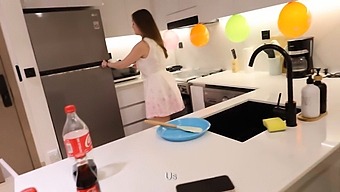 Jeg Hadde Rollespillsex Med Min Venns Mor På Kjøkkenet Etter Bursdagen Hans.