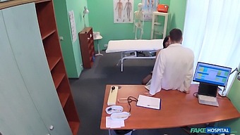 Vợ Của Một Sĩ Quan Cảnh Sát Quyến Rũ Bác Sĩ Trong Một Cảnh Bệnh Viện Giả.